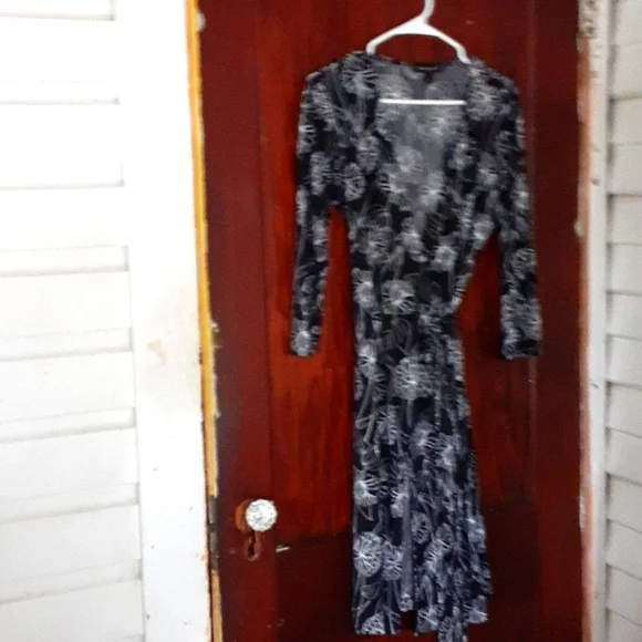 Banana Republic Factory | Dresses | Banana Republic Factory Sz Small  Classic Wrap Dress Black White Flowers | Poshmark